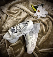 Cargar imagen en el visor de la galería, GOLOUSAL Latest Fashion Sport Tennis Shoes for Women Youth Big Girls Walking Shoes Casual Sports Tennis Running Shoes Casual Gym Sports Shoes