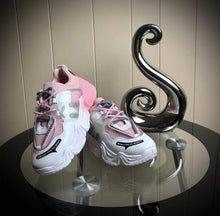 Cargar imagen en el visor de la galería, GOLOUSAL Latest Fashion Sport Tennis Shoes for Women Youth Big Girls Walking Shoes Casual Sports Tennis Running Shoes Casual Gym Sports Shoes