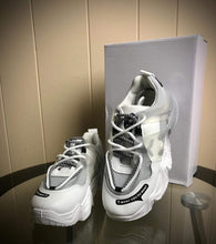 Cargar imagen en el visor de la galería, GOLOUSAL Latest Fashion Sport Tennis Shoes for Women Youth Big Girls Walking Shoes Casual Sports Tennis Running Shoes Casual Gym Sports Shoes